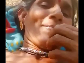 Desi neighbourhood pole aunty pissing and fucking